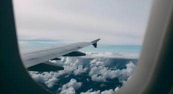 Donna partorisce in volo a bordo di un aereo: il gesto della compagnia è davvero assurdo, mai visto nulla di simile